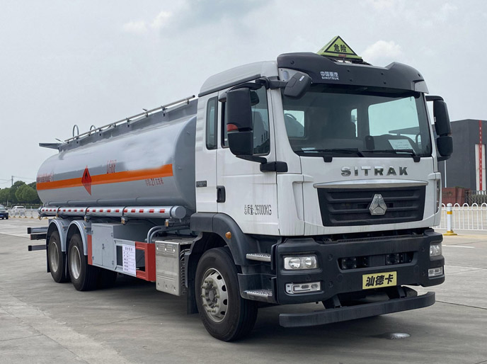 Pelanggan Nigeria Melawat Syarikat Kami Untuk Memeriksa Trak Tanker Petrol, Memperdalam Peluang Baru